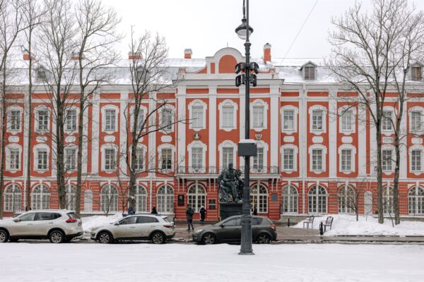 Двенадцать коллегий встречают «Золотого Трезини»: в СПбГУ открылась выставка «Память и прогресс»